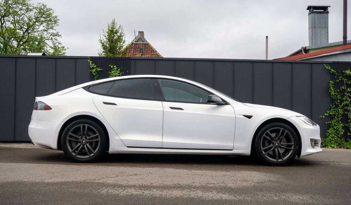 Tesla model s 2018 року