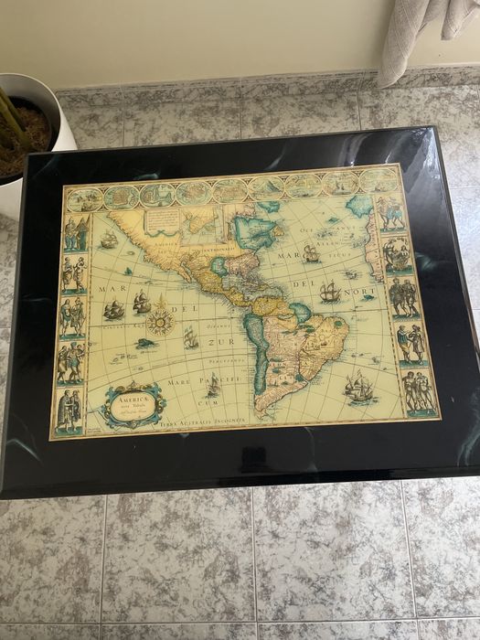 Mesa decorativa com mapa america