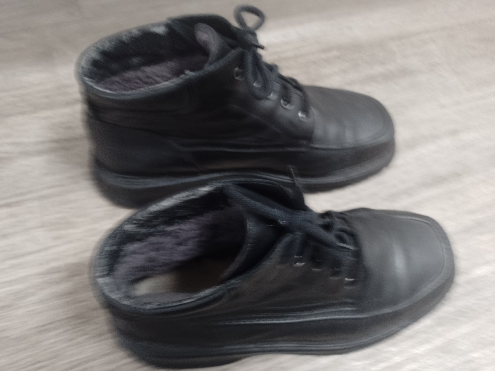 Sprzedam męskie zimowe buty rozmiar 43.