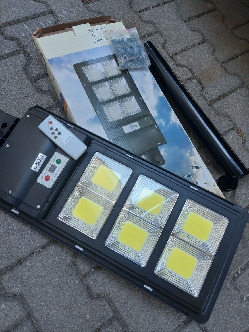 Lampa oświetleniowa latarnia led solar