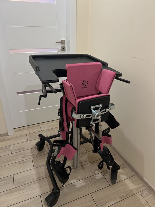 pionizator lori junior  z możliwością odwodzenia nóg oraz stolikiem