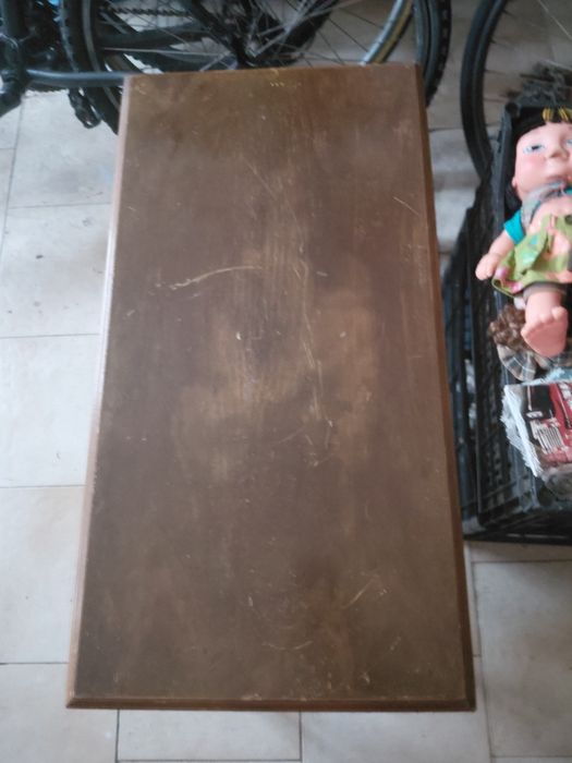 Mesinha antiga de madeira para sala de estar