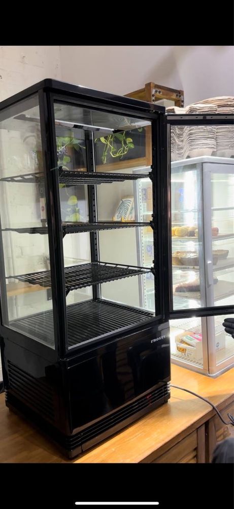 Холодильна вітрина в оренду аренда кондитерской витрины frosty