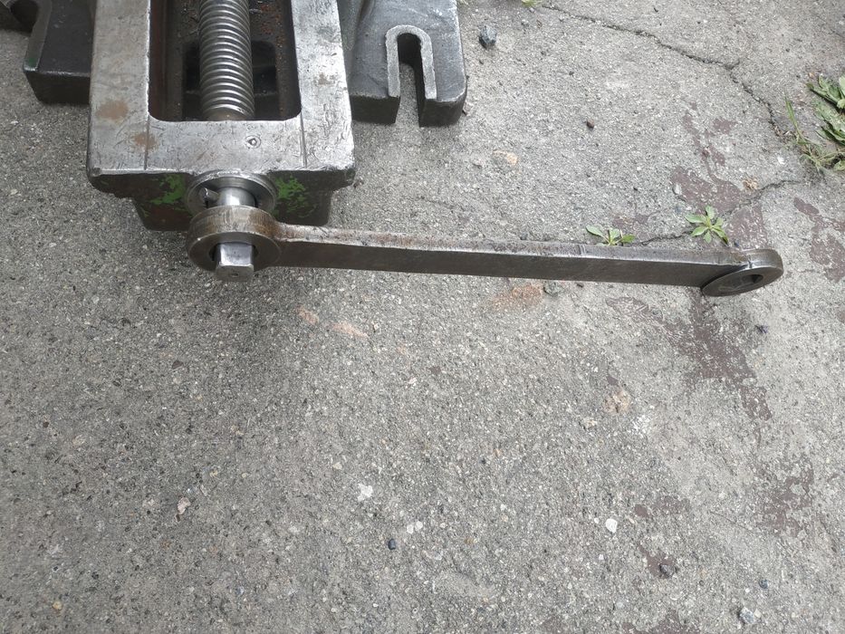 Тіски лещата станочні