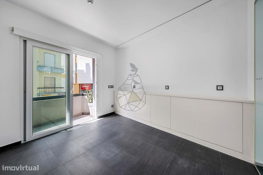 Escritório remodelado para arrendamento ao ano no Centro de Portimão