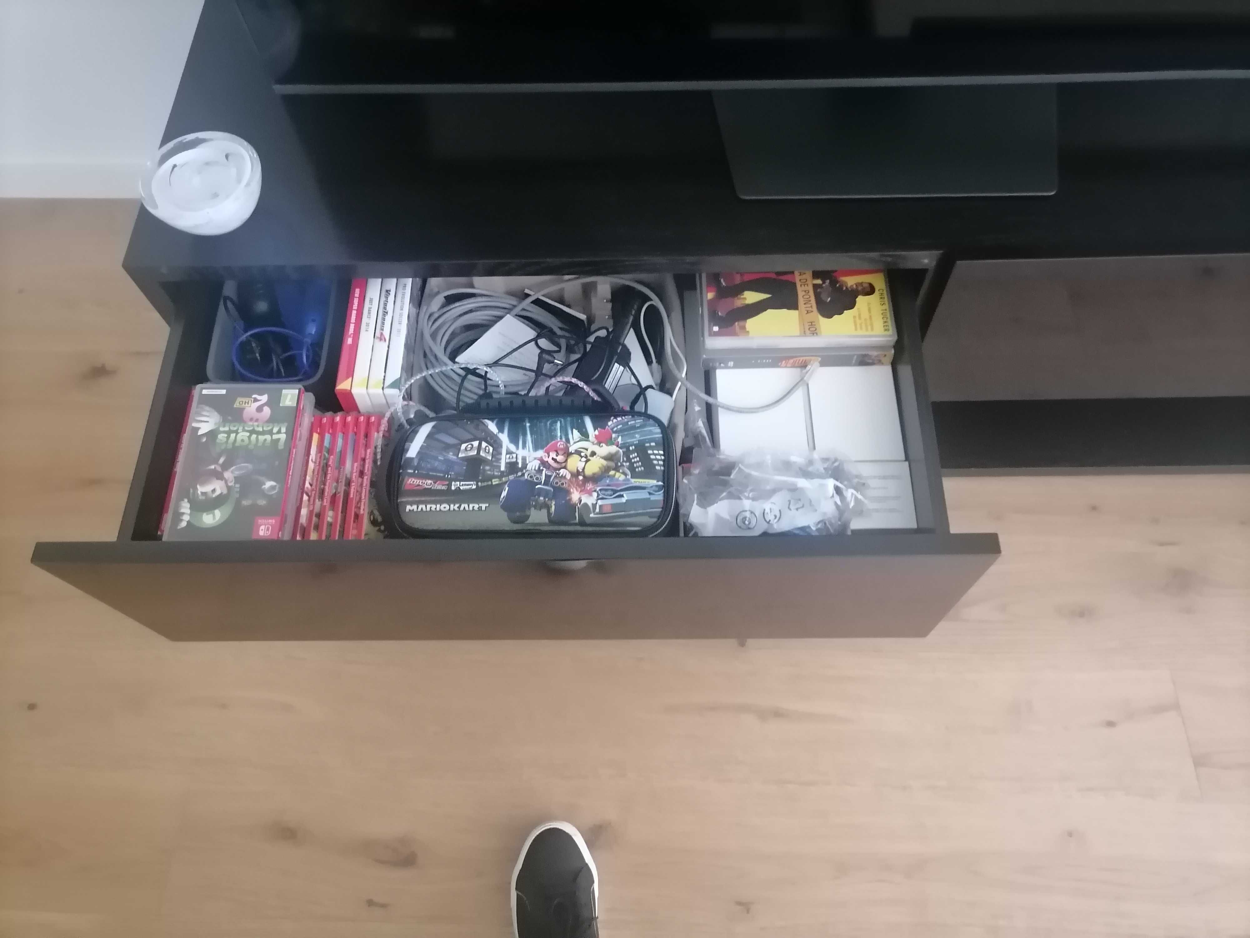 Móvel tv com gavetas lacadas e forradas
