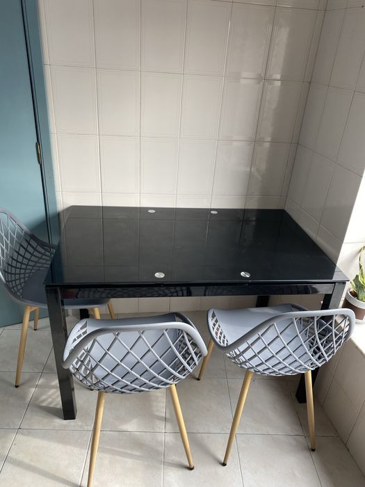 Mesa com 4 cadeiras