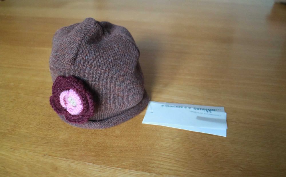 Gorro quentinho em lã com flores aplicadas