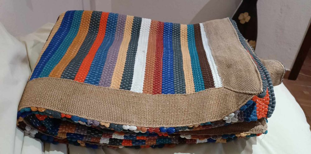 Carpete de sala várias cores, rebordo de serapilheira