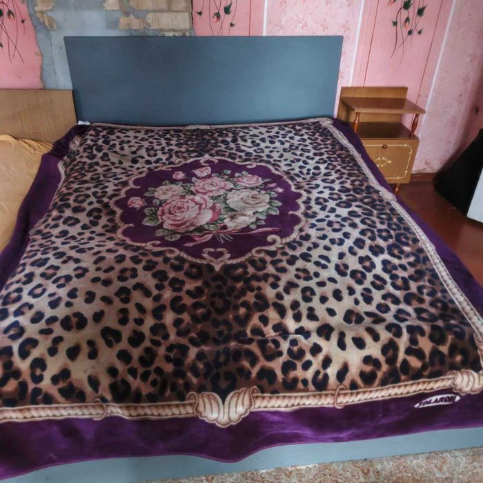 Спальне двохмісне ліжко