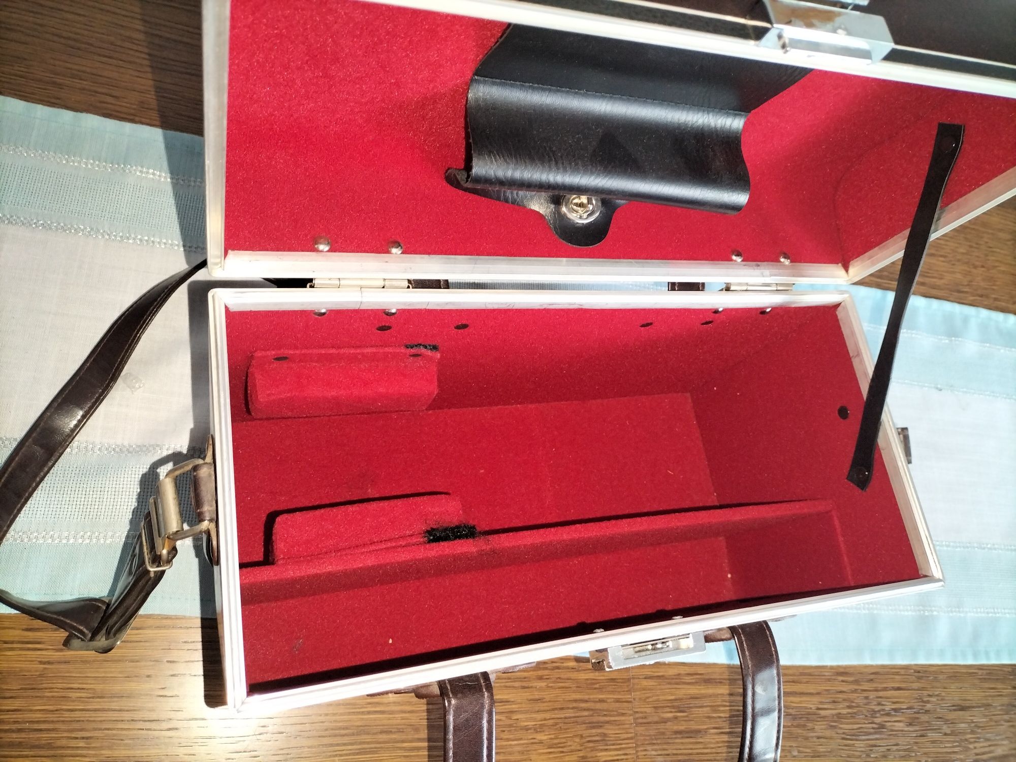 Kuferek skórzany Bell Howell