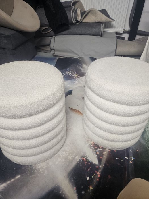 Dwie pufy tkanina boulce