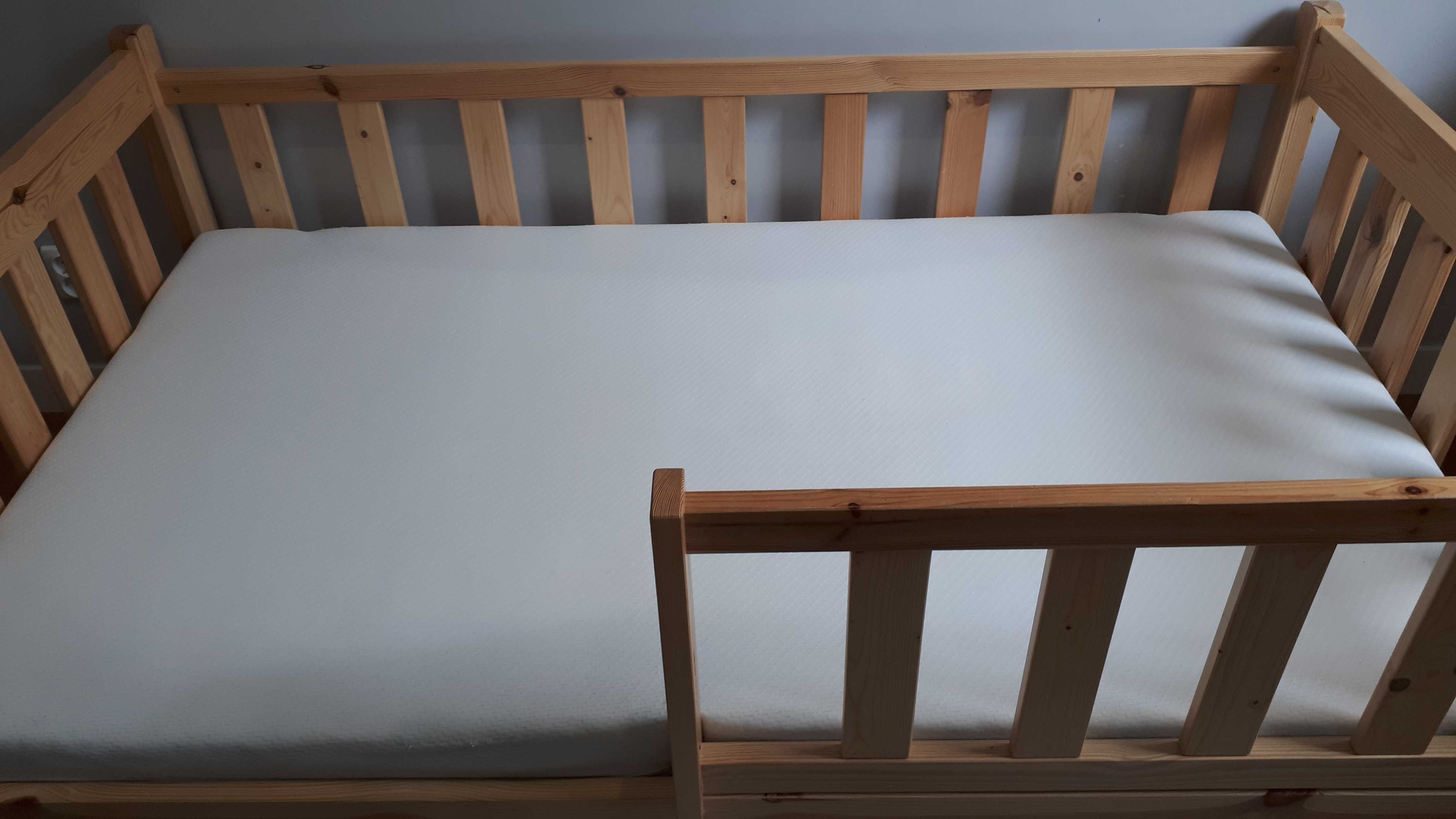 Łóżko drewniane z materacem 100x170 (pietrowe.pl). Stan idealny.