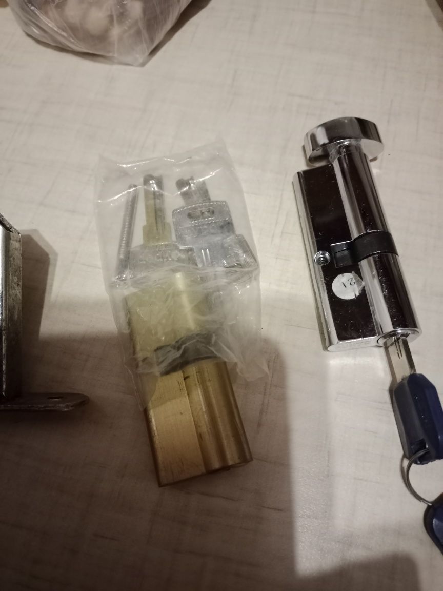 Замок врезной та богато інших речей