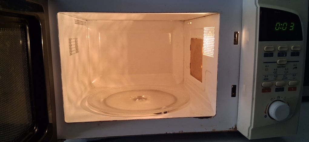 Microondas da marca PROLINE