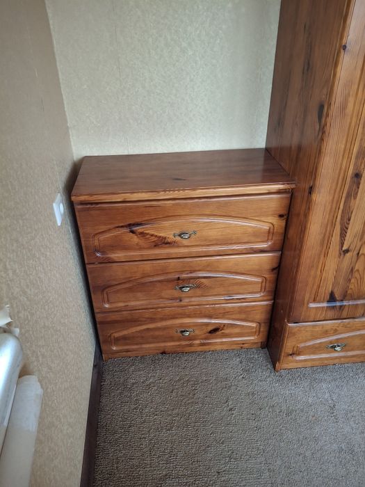 Ліжко, з матрацом 1м*2м,меблева стінка,комод.