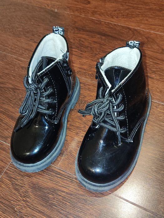 Botas pretas menina
