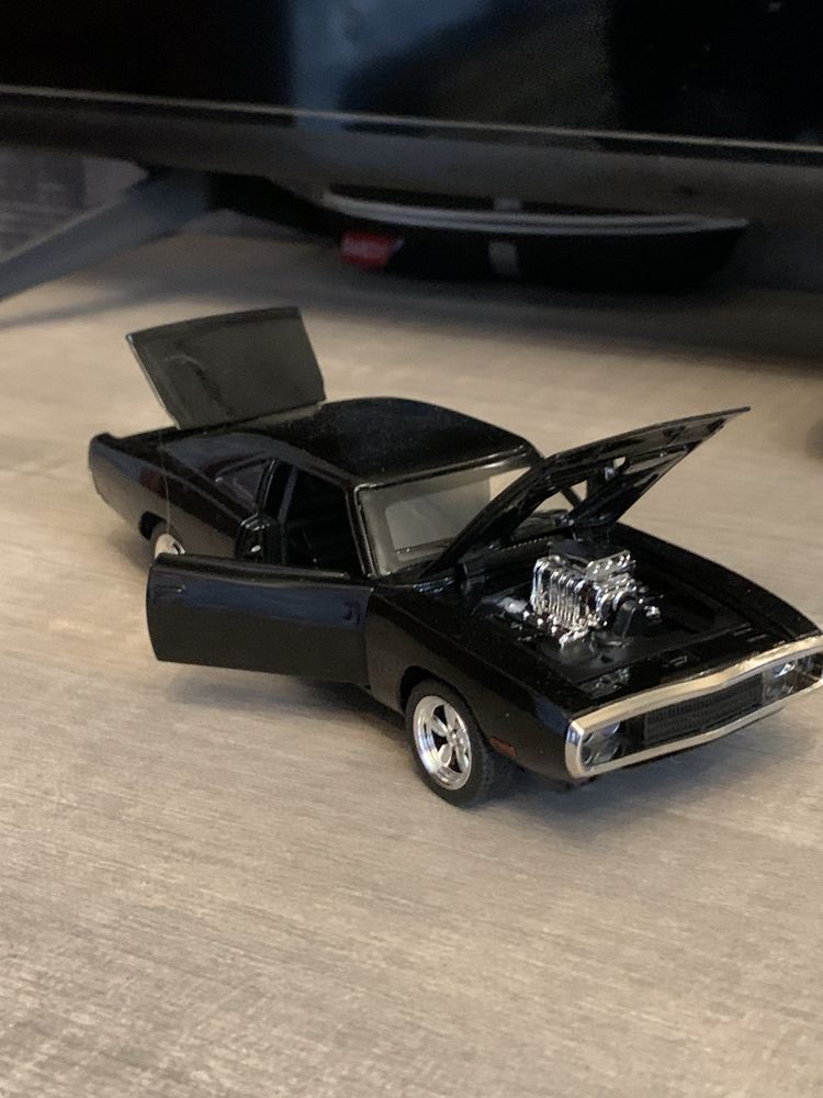 Машинка Dodge Challenger 1970 1:32