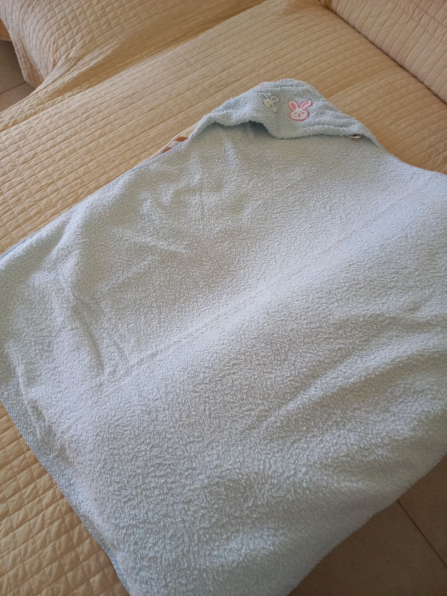 Duas toalhas para bebé com capuz