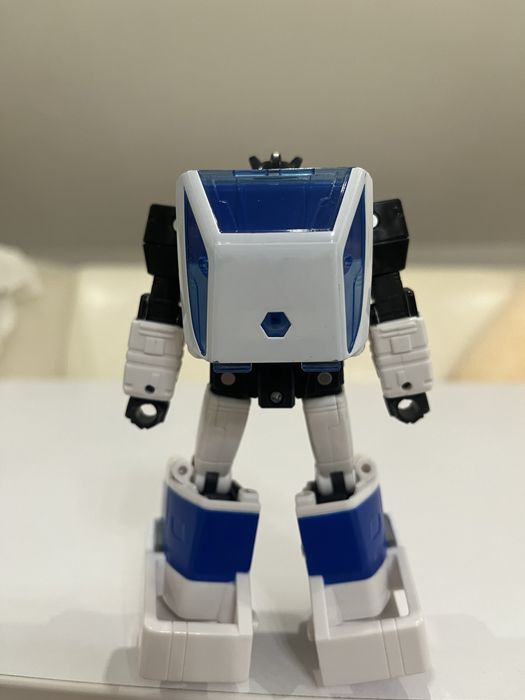 Продам Transformers Legacy Evolution Origin Autobot Jazz Deluxe Class