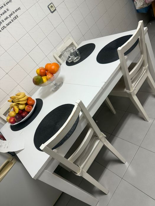 Mesa e cadeiras de cozinha ou sala