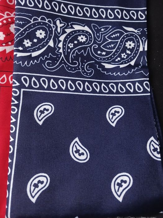 Хустинки-бандани різних кольорів нові, із шовку з візерунком.