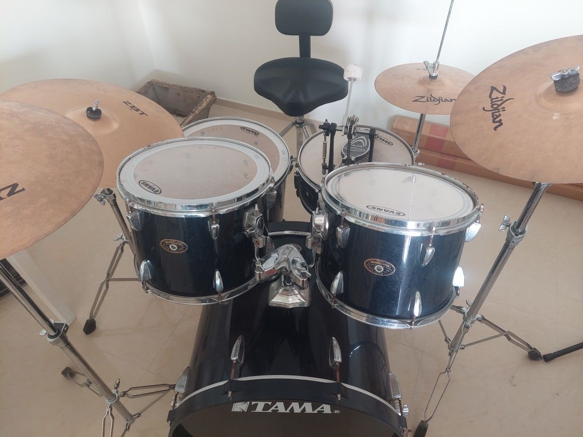 Tama ImperialStar com pratos tripés e banco