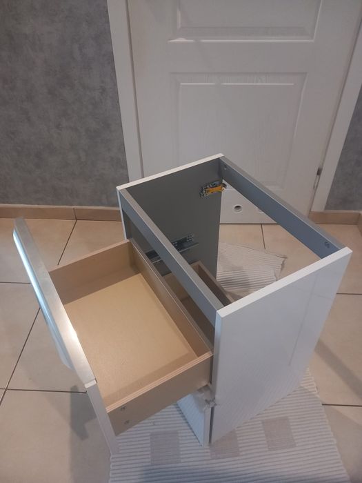 Szafką pod umywalkę wisząca