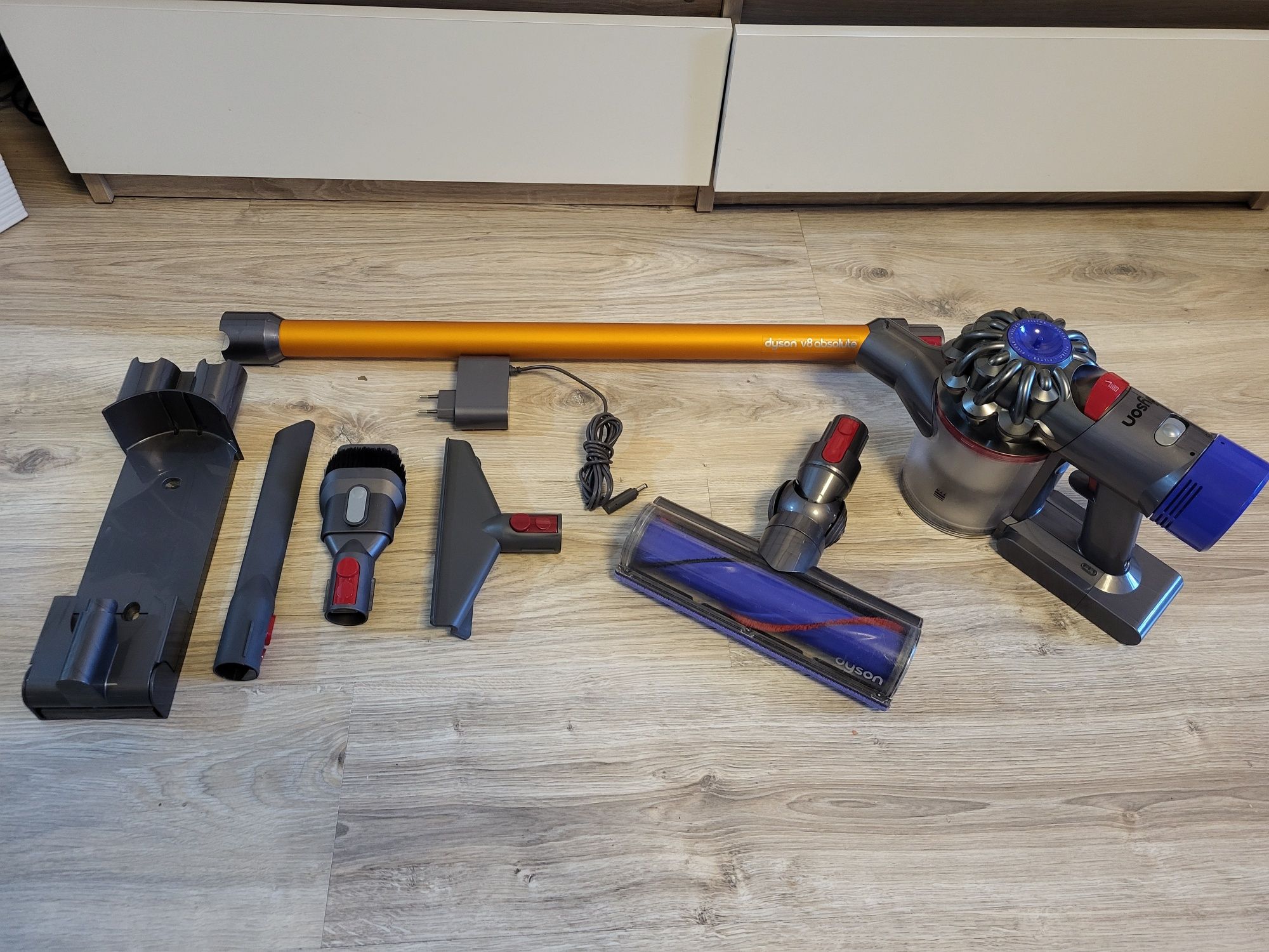 Odkurzacz Dyson v8 absolute bezprzewodowy pionowy ładny