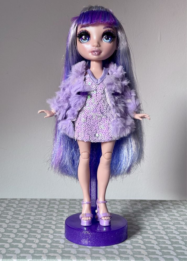 Boneca da série 1 Violet Willow Rainbow High