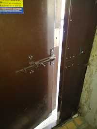 Засов металлический на подьездные входные двери