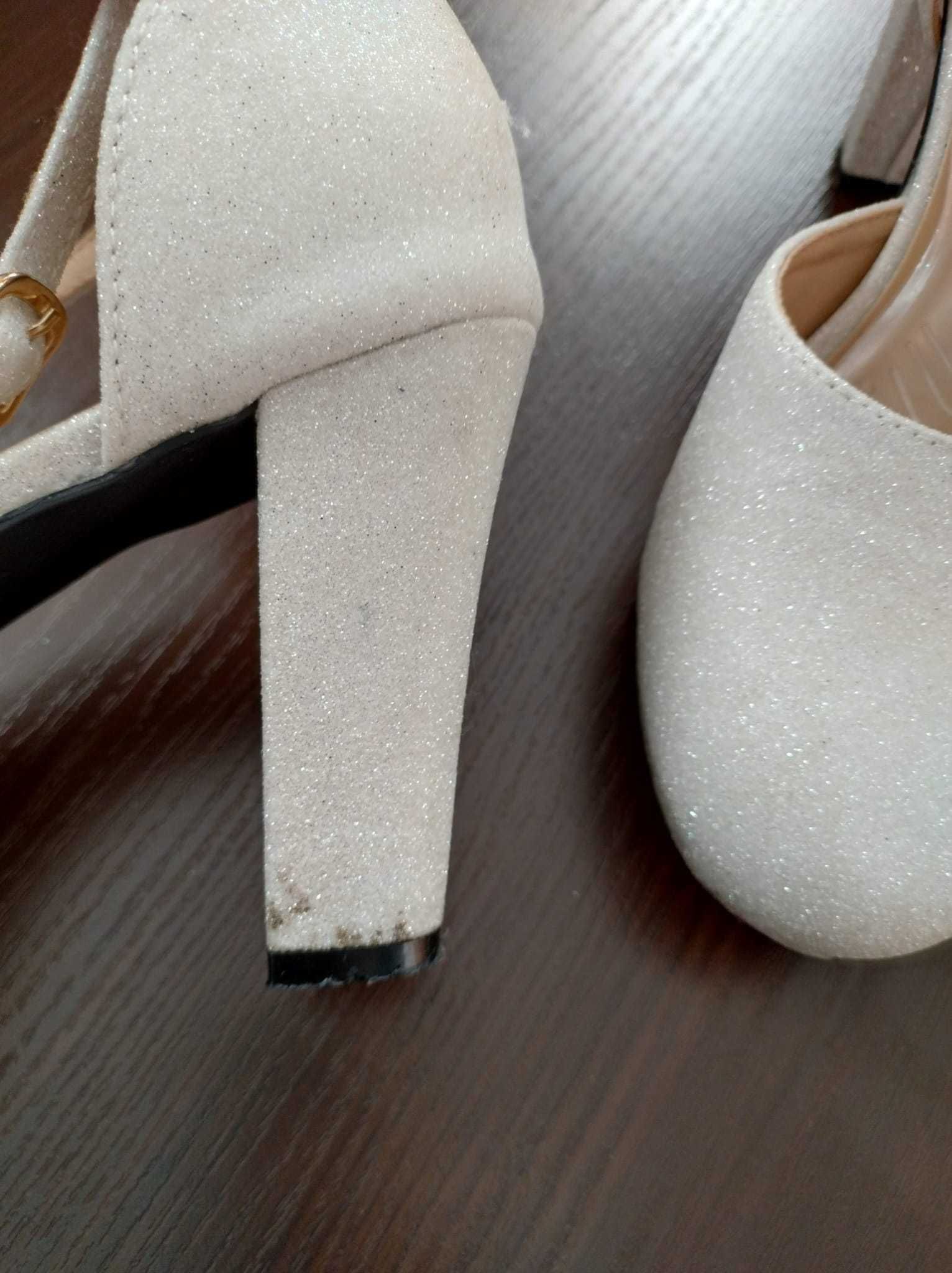 Buty białe brokatowe