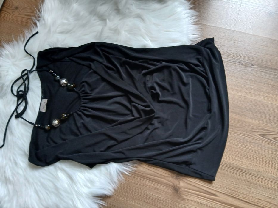 Czarna bluzka,wiązania na szyi z koralami,dekolt woda,piękna