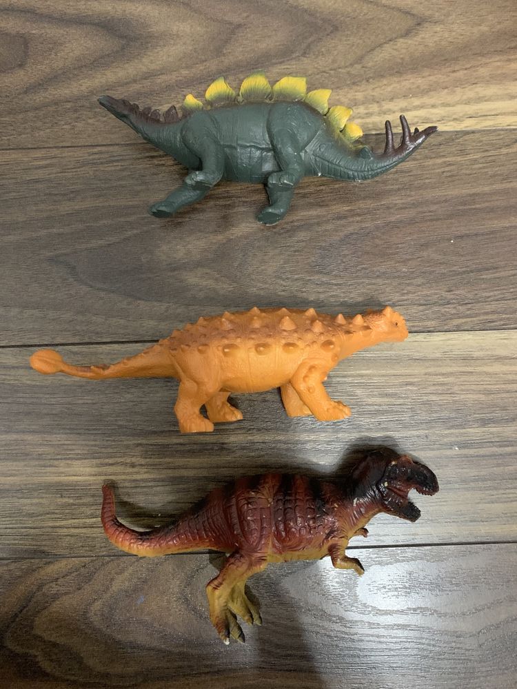 Фігурки динозаврів