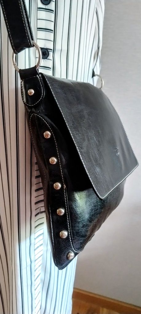 Czarna, duża, pojemna torba listonoszka, crossbody