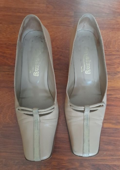 Sapatos beges em pele, tamanho 37