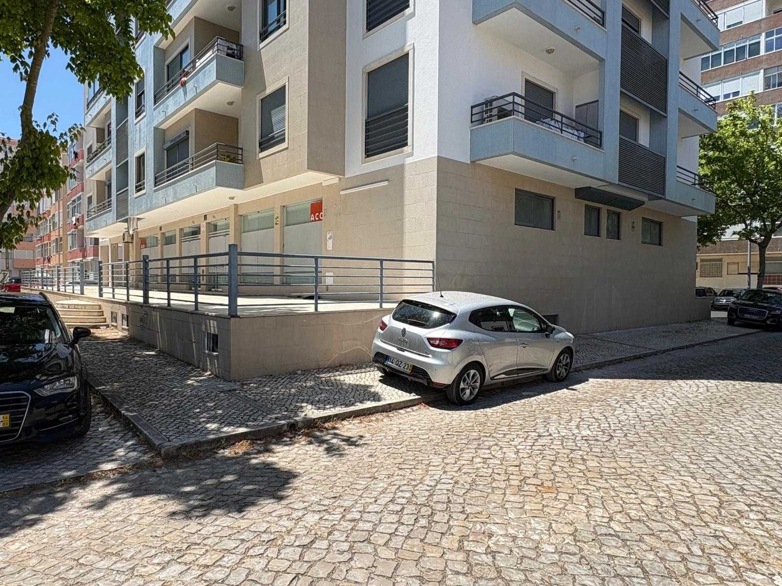 Duas Lojas (139m2) em Arrendamento na Costa da Caparica (Avenida Mar)