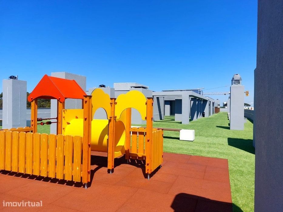 Apartamento T3, novo, terraço com churrasqueira; piscina e playgrou...