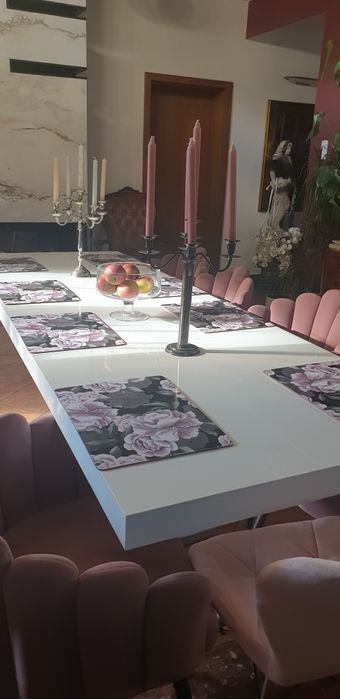 Piekny elegancki bialy stół