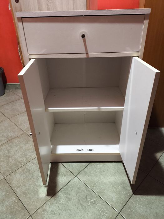 Biała szafka z połyskiem