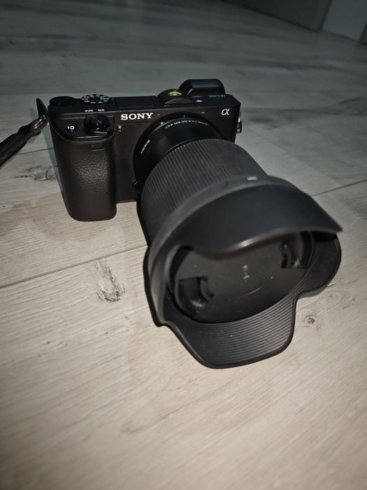 Sony A6400 + 3 obiektywy + akcesoria. Stan bardzo dobry.