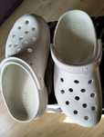 Buty, klapki damskie Crocs białe.