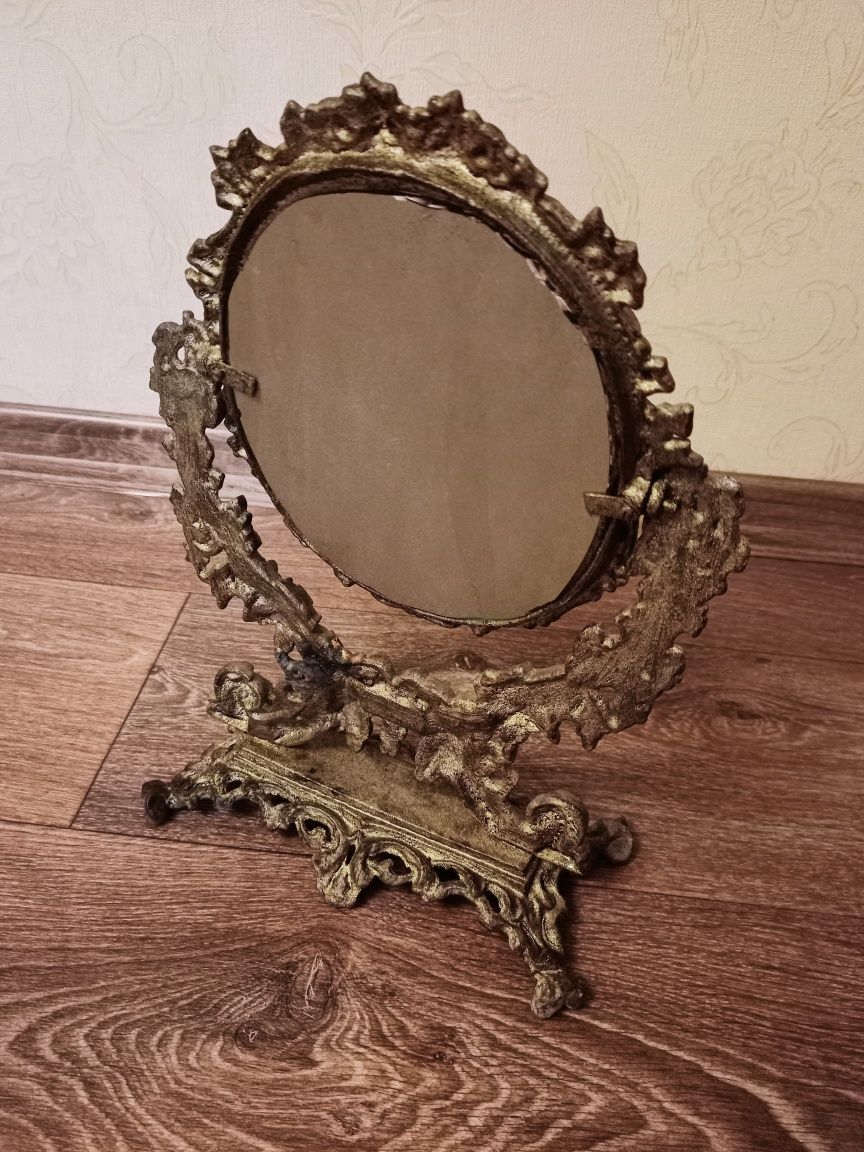Старинное, подвижное зеркало на металлической станине