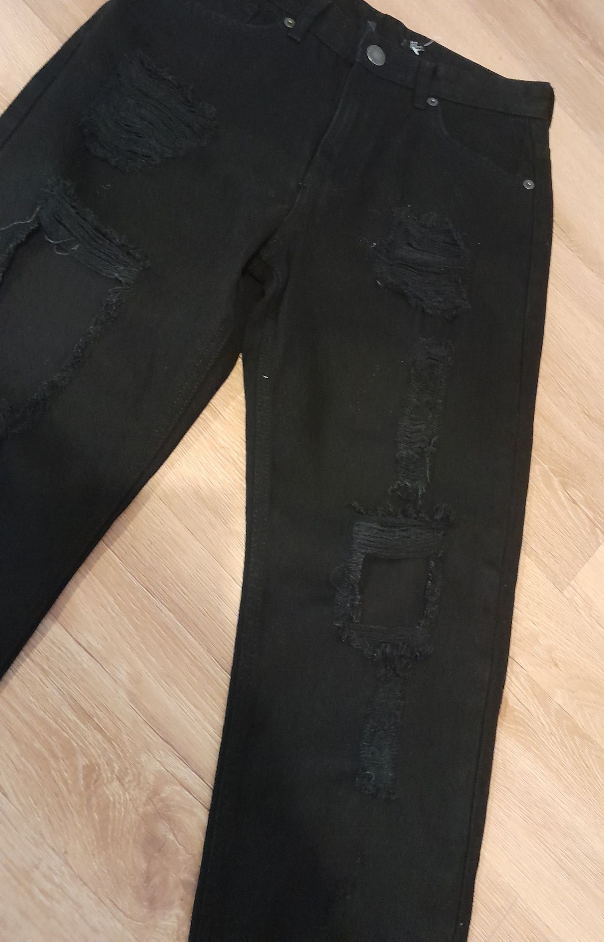 Czarne spodnie proste nogawki szarpane mocno dziurawe S 36