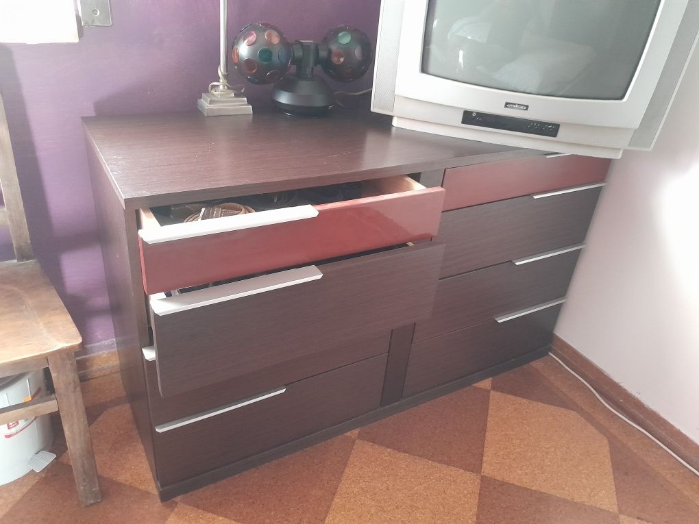 Cómoda com 8 gavetas, com lacado vermelho.