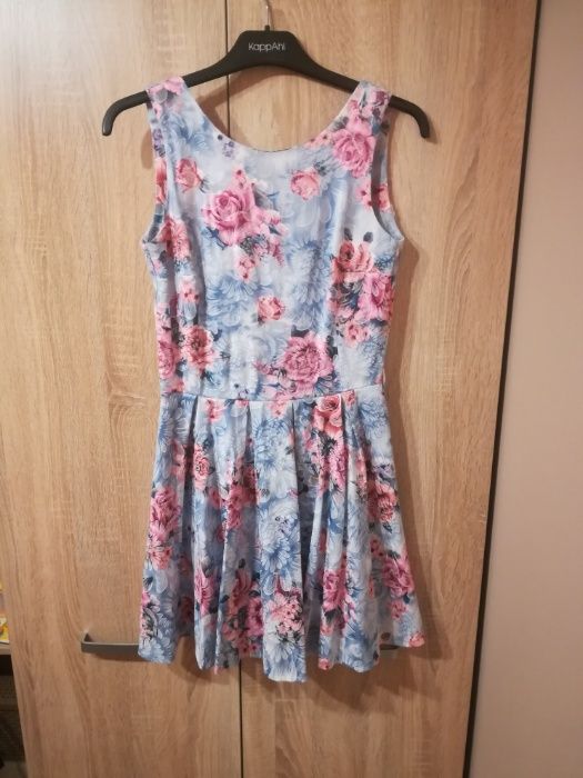Błękitna sukienka w kwiaty r. 36
