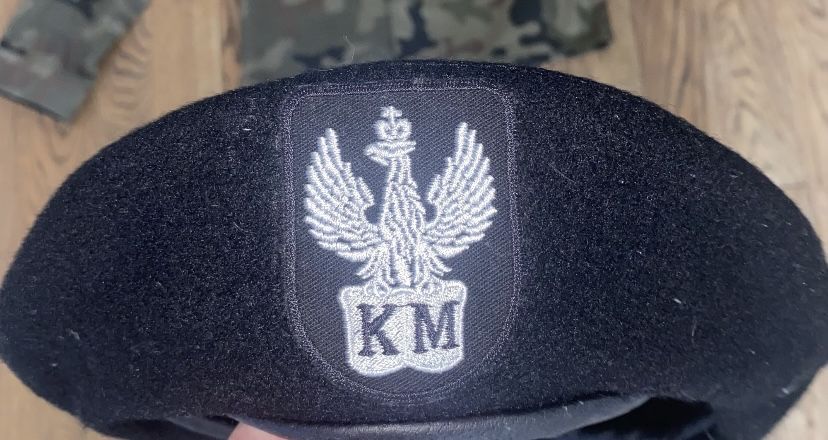 Mundur wojskowy z pasem oraz z beretem cena 250 zl