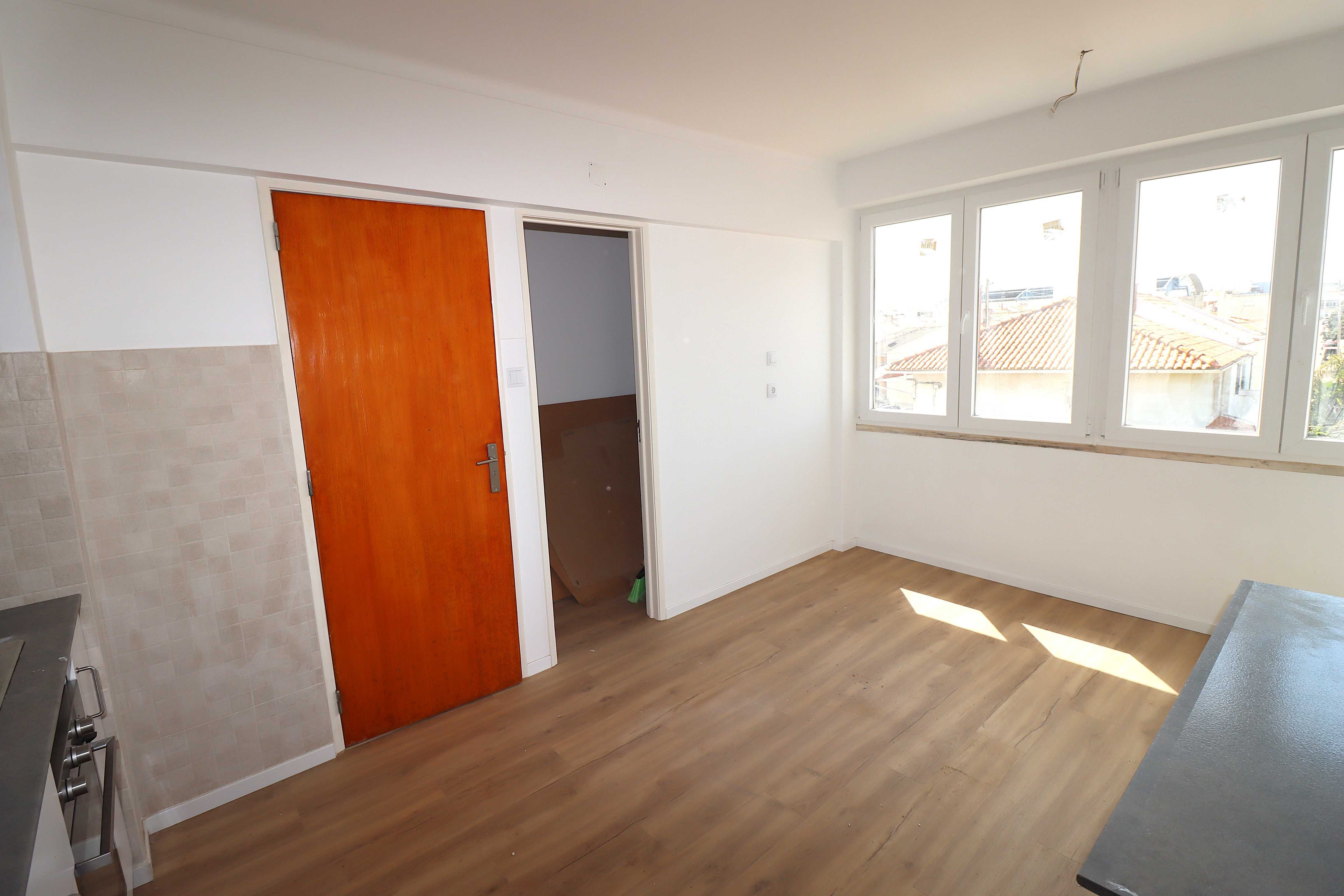T3 renovado, sem móveis em Sassoeiros-Carcavelos