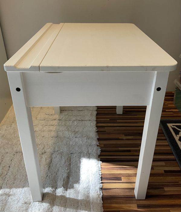 Biurko Sundvik i krzesłko Kritter IKEA dla dzieci