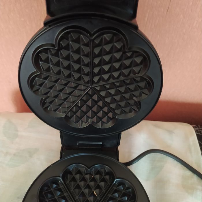 Электро вафельницав нормальном состоянии